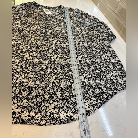 Torrid NWT Harper Georgette Ruched ShortSleeve Blouse Rorschach Floral Size 5X - Picture 13 of 14